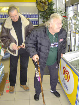 The ideal walking stick for grandpa Lee-Stick Drinking bottle and a bell