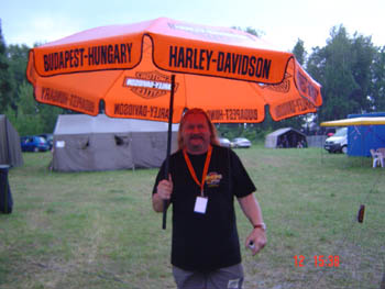 Singing in the rain with Harald 050