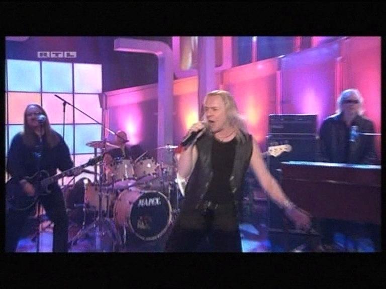 cap003.jpg - Uriah Heep appeared in The 50th Ultimative Chart Show in Koln Germany! On the show were Uriah Heep, Brian Adams, Alice 
Cooper, Sweet, Nazareth, The Troggs & Suzi Quatro. Uriah Heep did a mix of Free Me and Easy Livin'. Visit: http://www.rtl.de/musik/musik_850587.php
Thanks to Renate Fischer for the stills.