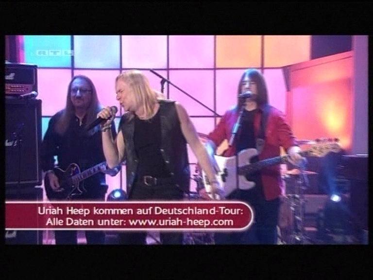 cap009.jpg - Uriah Heep appeared in The 50th Ultimative Chart Show in Koln Germany! On the show were Uriah Heep, Brian Adams, Alice 
Cooper, Sweet, Nazareth, The Troggs & Suzi Quatro. Uriah Heep did a mix of Free Me and Easy Livin'. Visit: http://www.rtl.de/musik/musik_850587.php
Thanks to Renate Fischer for the stills.