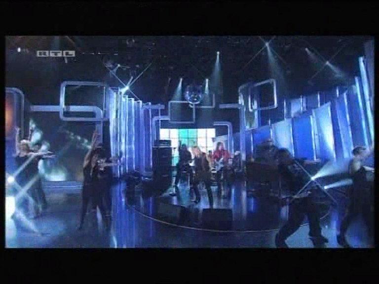 cap022.jpg - Uriah Heep appeared in The 50th Ultimative Chart Show in Koln Germany! On the show were Uriah Heep, Brian Adams, Alice 
Cooper, Sweet, Nazareth, The Troggs & Suzi Quatro. Uriah Heep did a mix of Free Me and Easy Livin'. Visit: http://www.rtl.de/musik/musik_850587.php
Thanks to Renate Fischer for the stills.